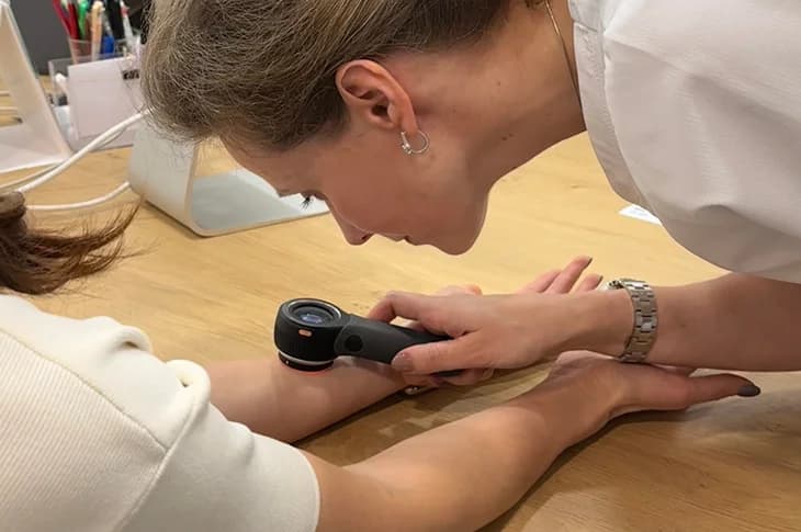Kā notiek dzimumzīmju pārbaude ar dermatoskopu?